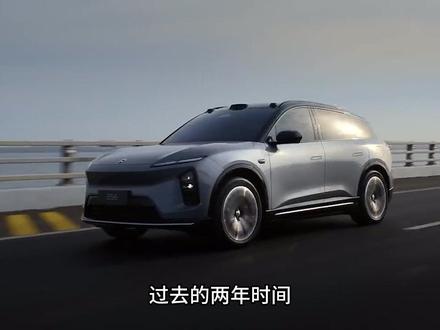蔚来世界模型2.0到底行不行? 2022年,蔚来用第二代技术平台,一次性把硬件拉到‘未来级’——29个高性能感知硬件+4颗英伟达Orin-X,算力直接干到1016 TOPS。四年过去,别人还在卷激光雷达上不上,蔚来老车主可以一键 OTA,把 NOP+ 用到高速、城区、甚至自动领航换电。我体验完世界模型2.0,终于理解了李斌在四年前为什么要把硬件拉满#蔚来 #蔚来智驾 #蔚来世界模型全新版本发布