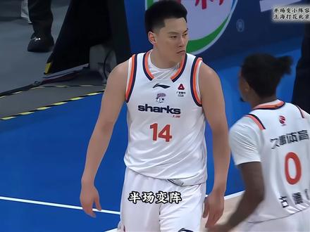 半场变阵 上海寄出#洛夫顿 打五的小阵容,#李弘权 #刘峥 秒变库里,上海单节狂轰39分,从落后20分到大胜北京14分#CBA #上海久事vs北京北汽 上海3-1晋级总决赛