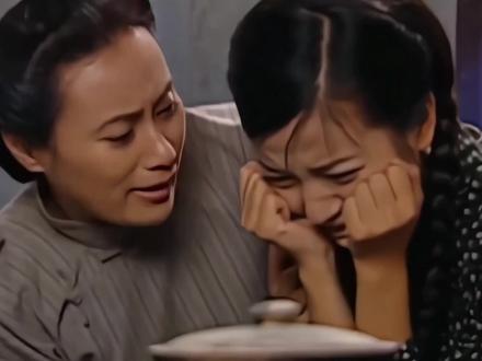 为什么依萍家穷到揭不开锅,傅文佩却还要住两室一厅的大院子? #情深深雨蒙蒙#怀旧经典影视#琼瑶剧#依萍#傅文佩