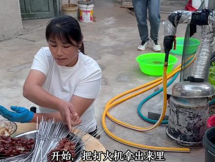 大家好,明天是母亲节,也是岳父的祭日,心里有些难过,看到大范的微笑,心里也踏实了!五一的时候,答应孩子吃烧烤,因为忙碌,一直没有时间做,今天有空,第一次做烧烤,感觉还可以,这就是幸福吧!谢谢你的支持!#三农 #记录真实生活 #夫妻相处之道 #在平凡的日子里热爱生活 #家庭@大范小董生活号