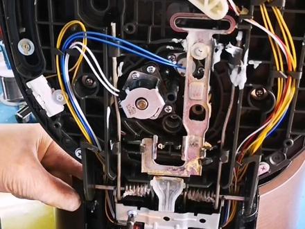 #专业维修保养 #家电维修 福库电饭煲锅盖拆卸视频##手艺人 #