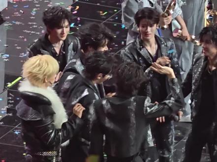 “被拽进角斗场去面对一场殊死搏斗和自己昂首走进去是不同的。”#七匹狼 #荣耀之战 #tf家族三代 #演唱会