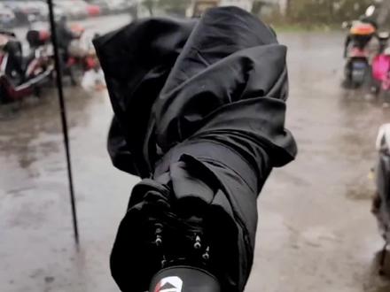 一键打开 一键回收 底部还有随意旋转的LED小电筒,现在的人真是太聪明了#好物推荐 #自动雨伞晴雨两用