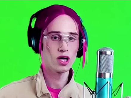 丹尼尔不是在唱歌,而是在求救,为什么?因为他被帮架了