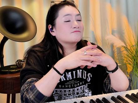 这首歌到底有多牛?顶级公路摇滚质感,孤寂里藏着极致自由与力量#梁博 #梁博黑夜中 #音乐reaction #音乐分析 #抖音精选app