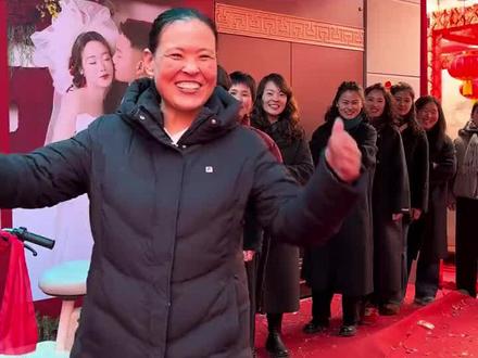 九个姑姑参加大侄子的婚礼,网友:原来七大姑八大姨不是夸大!#我给老家送年货