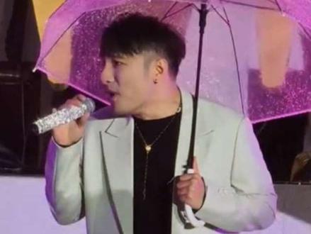 死去的记忆开始攻击我,大庆油田分田,田一名再次演唱名场面“我晒干了沉默~”
#在万岁山闹元宵太夯了 #万岁山武侠城 #万岁山武侠城春节大庙会 #万岁山江湖音乐节 #万岁山江湖音乐节太嗨了