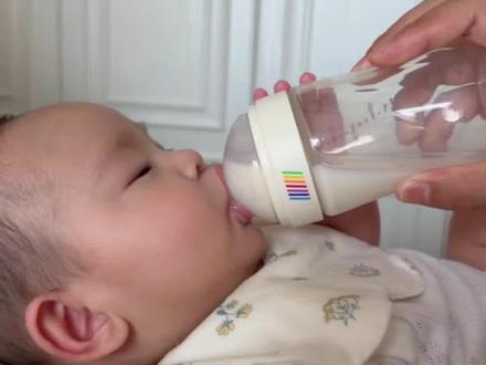 正确的奶瓶喂养方式,做对这几点,预防胀气呛奶和地包天,新手爸妈赶紧码住学起来!
#宝妈分享#育儿经验分享 #喂奶的正确姿势
#bebebus钻光奶瓶 #bebebus新生儿奶瓶