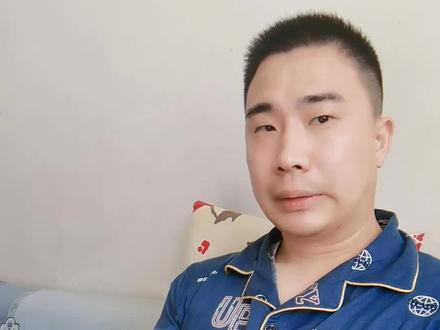 昨天库先生给我们分葡萄,今天给我们分西梅,每天跟库先生都互动一下,库先生跟个孩子一样,可爱萌萌的库先生。