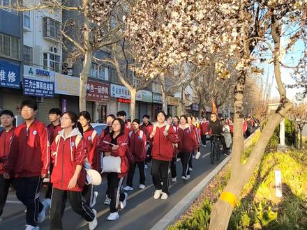 辉县二中远足活动顺利到目的地