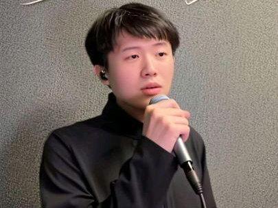敬美丽明天 很庆幸,我欣赏的人都用自己的方式告别了这段职业生涯,尤其是@孙美丽 用那么悲壮的背影,把一身正气留在甄选最辉煌的时刻,乃至至今再无人能及的高度。至于事件本身,留给时间评说。他的朋友如我,早已经定他为堂堂正正的男子汉。
他走后的这段时期,陆陆续续的一些告别都变得顺理成章,而最近的四位主播的裸辞把一些还懵懵懂懂一腔热血的老朋友震惊了,同时暴露了最残酷最真实的人性。下午看到一位已经被我拉黑自认为很有才且充满正义的主播的一篇小作文,真心让我吐了。口口声声他最欣赏小孙,他的离职是最让人意难平,而接下来就对明明和天权的离职给予批判!并质问,他们为什么就不能像小孙那样离开,为什么还要爆出离职真相,非要回头踩一脚老东家,一点感恩之心都没有!我真特么吐了!尼玛,你的意思受害者有罪呗?受害者必须以悲壮的姿态离开,默默吞下委屈和真相,才符合你的“审美”呗!才能换来你的敬重!我呸!你是真的狗呀!
嗯嗯,可特么憋死我了,必须一吐为快。接下来,听歌。最喜欢“敬美丽明天”组合。期待未来有机会你们再次合体。#明明向远方 #天权二手英语老师 #歌手敬文