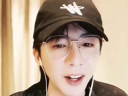 棚妃:宁哥你有什么美白秘籍吗?
宁哥:我对护肤和化妆不是很了解,(此时哥拿出了他的化妆品补着妆说)对,不是很了解 #刘宇宁直播 #我的追星日记