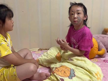 从外面干完活回来 ,进房间看到这一幕:瞬间很暖 姐姐知道妈妈在洗衣服,主动帮妹妹打卡说妈妈每天很辛苦.不知不觉我的女孩儿长大了…#我的女孩👧🏻 #河南信阳烧伤女孩小依娜