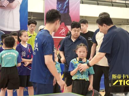 小朋友请教勾手发球技术,刘国正指导很吃惊:这个难度可有点高!