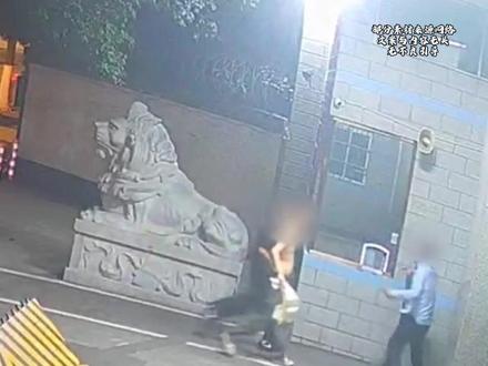 敢在武警门口挑衅闹事 三人应急小组可不是和你闹着玩的 #军人 #四川 #三人应急小组 #武警 #人民子弟兵