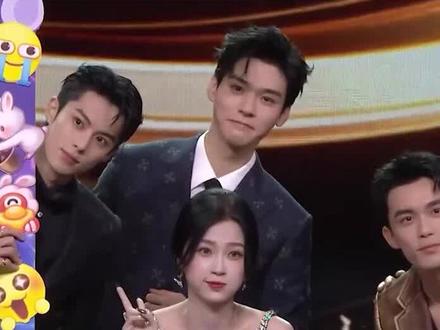 微博之夜王心凌最尴尬一幕,檀健次机智救场获众赞#檀健次 #王心凌 #娱乐