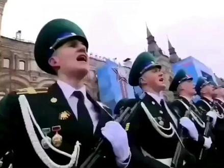 乌拉在俄语里并没有具体的意思,俄国官兵在冲锋时通常高喊“乌拉!”,国内常译为“万岁!”,苏联/俄罗斯习惯在阅兵时使用“乌拉!”的口号,其功能类似于我国阅兵的“同志们好!首长好!同志们辛苦了!为人民服务!”的阅兵喊话。