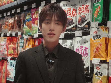 用奔驰广告给自己的客户打个广告~卫龙魔芋爽真的很好吃啊! #奔驰广告 #厂三代 #卫龙