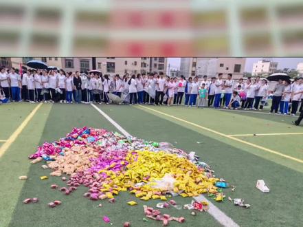 高三团建的最后一幕,是少年们抢零食的笑脸。这一场压轴狂欢,不仅装满了零食,更装满了为高考蓄力的勇气与底气#广东二师附属阳西二中#高三团籍#抢零食大战#决战高考