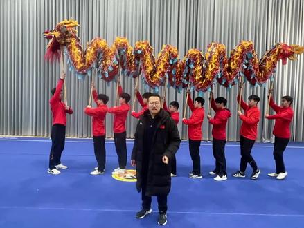 心血来潮拍了几个教学视频,第一次拍有些不自然,希望对大家有所帮助,说的不对的地方也请各位老师多多批评指正。总之目的只有一个,希望越来越多的人了解舞龙真正的参与到舞龙这项民俗运动中。如果对你有用希望大家多多的转发推荐分享。#舞龙 #舞龙教学 #民俗体育 #技巧分享