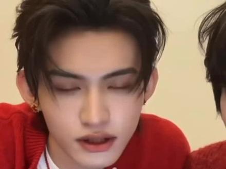 活人感满满的小孩哥,太可爱了#郝熠然 #云旗@DOU+小助手