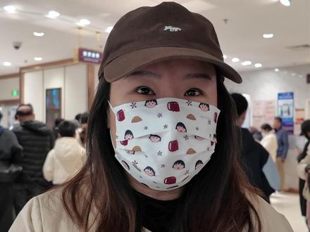 3月21日,国际金价创43年最大单周跌幅,单日再跌超3%。北京时间记者探访北京菜百总店,金饰柜台人头攒动。恰逢店内以旧换新免工费活动,不少市民趁机出手。有市民以1010元/克购入10克金条,为孩子储备生肖金,还表示若金价继续回落将加仓,长期配置黄金理财。#国际金价创43年最大单周跌幅 #北京菜百买金热潮 #市民抄底黄金 (记者:赵荆威)