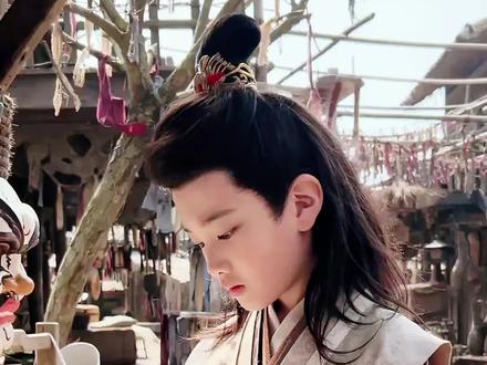 小饕煞…当时在剧组里每天都在…玩道具…
不管是布置的道具还是需要用的道具
淘大人都觉得很有趣…
他甚至能跟骷髅说话😅
#子修 #饕煞 #电视剧逍遥 #小演员 #演技派