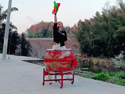 #鼓舞《顶天立地中国人》,一支近期比较受欢迎的鼓舞,音乐劲爆,动作简单易学,今天来一个#正面版,背面版上个视频已发,路过的朋友你们喜欢吗?#一起学打鼓