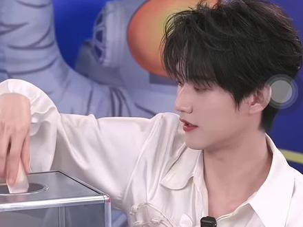 专业“周主播”再次上线
生动形象的讲解
可爱俏皮的动作
完成任务的同时还不忘cue产品特点
要发一张“最佳主播”的小奖状👏
干一行 行一行 一行行 行行行🧑🚀🧑🚀🚀🚀
#周柯宇 #宇航员 #狙击蝴蝶
#宇宙星河 #李雾