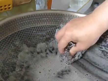 老妈的康巴赫烧黑了,钢丝球伺候!瞬间恢复如初!