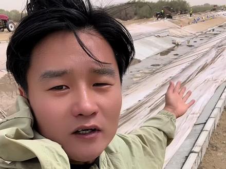 沙漠里修的水渠! 这就是中国力量!将昆仑山融雪引入沙漠腹地#新疆工程建设 #新疆沙漠治理工程 #沙漠治理工程