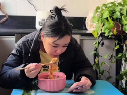 今天发工资了,两份收入加起来8073,有计划的分配好,存了2000在银行卡里还债,剩下的留着过年回家来回路费和日常开销,离还清债的目标又近了一小步,2025年即将接近尾声,希望屏幕前的你们在新的一年万事顺意,财源滚滚#记录真实生活 #打工人#发工资 #日常vlog #原创