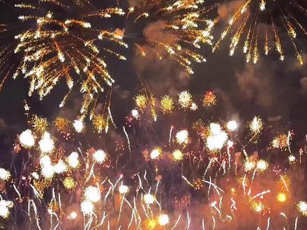 曼谷湄南河烟花秀保姆级攻略,收藏好不迷路。
我们是12.7去的,12月13~14,20~21日还有。
放烟花桥:Phra Phuttha Yodfa Brg
燃放时间:晚上8:45准时放
导航至:City Law Enforcement Department Bangkok สำนักเทศกิจ กรุงเทพมหานคร(打车的朋友:英文泰文一起复制)。
桥下是一个小夜市,有吃的、玩的。
我们是7点到的,不想逛夜市也可以8点再到。
⚠️:
1. 有条件的话,拿个可以手持的手机支架,或者自拍杆,可以举高一点拍,来晚也不用怕前面人的头档住了。
2. 坐垫可以自己带,也可以现场买,不垫也行。
3. 有些观景位置灯光比较暗,注意保管好个人财物!
#曼谷 #湄南河 #烟花秀 #烟花🎆 #泰国