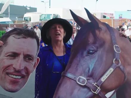 澳洲的国民英雄是匹马?到底谁是WINX? #赛马 你见过这种场面吗?4.3万人挤爆马场,只为穿上蓝色战袍送别一位"国民英雄"。但这并不是人类,而是一匹叫 Winx (云丝仙子)的赛马。天赋决定上限,但坚持决定高度。 Winx 用那种"不科学"的800米长距离冲刺,告诉我们什么叫"永不服输"。她究竟是如何炼成的?关注我,下期带你走进传奇背后的故事。#赛马娘 #马术 #马 #比赛现场