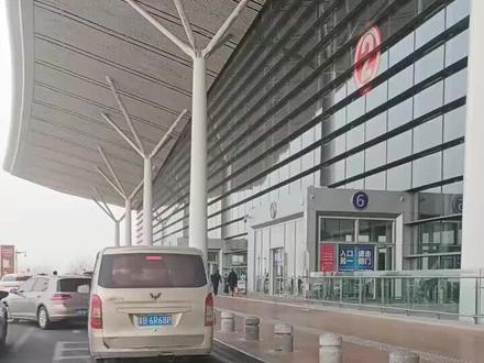 大家去机场接人,都在哪接,我是一直没找到私家车进到一层接人那个通道,一般都是出发层接或者停车场B岛接!