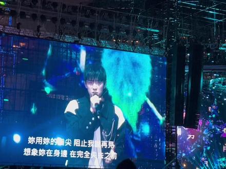 #周杰伦香港演唱会 #曹杨 虽然现场很尴尬,但是唱的真的很好听!杰迷们也是太不给面子了,哈哈!😂😂#前奏一响拾起多少人的回忆 #是我们的歌也是我们的青春 #2023年一定要去看场演唱会