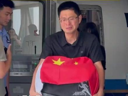 泪目,山东援坦桑尼亚医生张军桥魂归故里(记者:张钟仁)@山东卫视