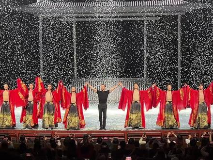叹春风 公狗剧场的国风舞剧《叹春风》,10位帅哥、没有擦边和撩拨,果然在世界闻名的上海滩他们还是不敢乱来的。综合3天前看的《翎衣》,我还是更喜欢后者,导演葛俊逸不愧为杨丽萍御用男一号。
