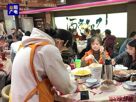 12月6日湘超常规赛收官战,益阳队主场4:1逆转大胜张家界队,用一场酣畅胜利为赛季收官,赛场激情直接点燃城区宵夜经济,烟火气与足球热交织成最鲜活的城市夜景。#益阳 #湘超