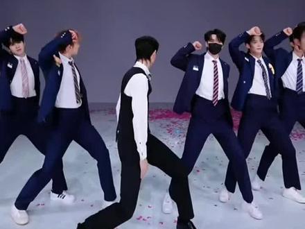 太好玩了哈哈哈😄受伤的世界里只有喜子→弟弟这哥俩😂#太逗了看一遍笑一遍 #抽象日常 #强烈推荐 #喜悦x#喜悦男团二创 @X-7喜🍔(喜悦) @X-一心❤️(喜悦)