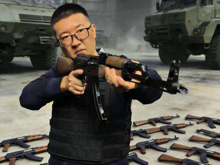 当游戏照进现实,在俄罗斯亲身体会现场改枪,合法拍摄,符合当地法律,另有19万AKM改枪码。#三角洲行动 #改枪码 #三角洲AK #三角洲改枪攻略 #以小博大