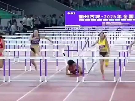 “腿没断就还能跑” 林雨薇摔倒后报平安,笑对伤口,温柔不失力量#林雨薇