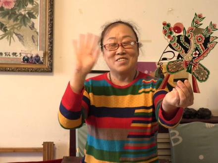皮影戏:千年光影,一幕传承 🎭皮影戏,又称“影子戏”或“灯影戏”,是一种以兽皮或纸板做成的人物剪影以表演故事的民间戏剧。表演时,艺人们在白色幕布后面,一边操纵影人,一边用当地流行的曲调讲述故事,同时配以打击乐器和弦乐,有浓厚的乡土气息。
🌸皮影戏历史悠久,流行范围广泛,并因各地表现方式不同而形成多种多样的皮影戏。如明快、神气十足的山东皮影、威严、庄重、深沉的河北皮影、是粗犷、豪放、朴实的陕西皮影等。此外,它的制作过程十分复杂,通常要经过选皮、制皮、画稿、过稿、镂刻、敷彩、发汗、熨平、缀结合成等八道工序、手工雕刻 3000余刀。
🌸从演出内容上来看,内容多种多种,既有民间传说,爱情故事,又有历史演绎和神话寓言,例如《白蛇传》、《牛郎织女》、《杨家将》、《西游记》、《水浒传》等等。
🌸皮影戏的发明,让古人的夜生活也变得丰富多彩,在没有电的时代,皮影戏也算是最受古人欢迎的娱乐活动了。
🌸2011年,中国皮影戏入选《人类非物质文化遗产代表作名录》,这是中国第29项人类非物质文化遗产。
🌸 青岛皮影戏以其造型生动和特色唱腔婉丽而闻名。皮影戏的表演牵涉到剧本创作、人物造型、音乐伴奏等多方面的艺术形式。皮影戏的唱腔起唱部分的头两句叫曲头,唱腔的最后两句称曲尾,中间大部分唱腔叫曲身,声腔中多结合道情、蒲剧和眉户。平青岛皮影戏是中华民族传统文化的瑰宝,它不仅承载着丰富的历史和文化内涵,更是连接过去与未来的桥梁。让我们一起保护和传承这门艺术,让它在新时代绽放更加璀璨的光芒!
原创作者:韩靖宇、魏星宇、王文婉月
二创作者:冯义涵、杜欣虹
#创作者中心 #创作灵感 #三战创作者计划 #皮影戏 #非遗文化