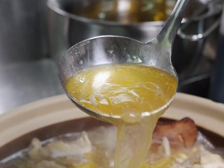 不用去佛山,在家也可以吃到莫式鸡煲了,赶紧跟着视频学起来。 #湖南菜 #网红菜 #湖南美食 #莫氏鸡煲