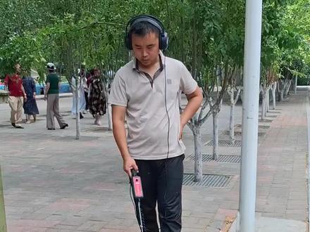 公园路灯检修 公园维修八盏路灯,一下雨都跳闸