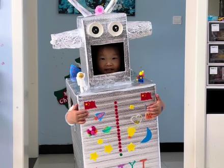 幼儿园老师又给家长布置作业啦!校庆遇上科技节,老母亲用两个纸箱给娃手搓一个机器人,四小时的劳动成果,是她成长路上的美好记忆#手工纸箱机器人 #幼儿园手工 #手工作业 #纸箱改造 #科技节