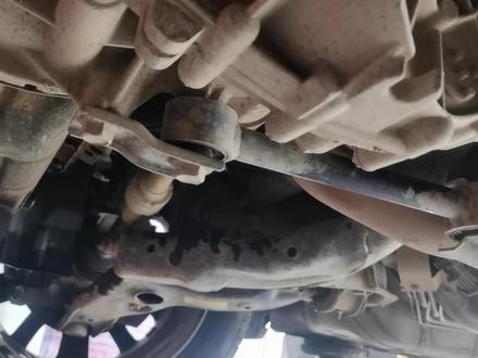 汽车起步加油门松油门或刹车的时候有异响都是发动机下支架损坏。