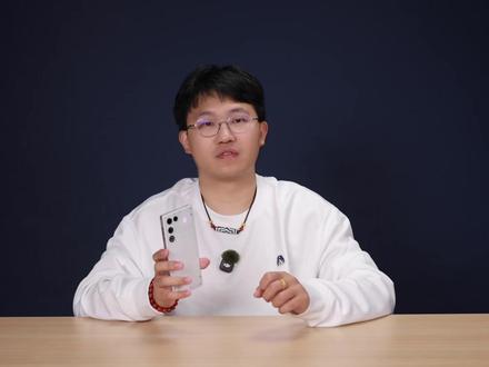 红魔11 Air上手体验 透明极客风 + 白色结构,外观终于不浮夸了,日常用不尬。207g 塞下风扇 + 7000mAh 手感居然还不错,灯效依旧祖传。悟空屏 144Hz 高刷 + 2000Hz 触控,跟手度拉满。骁龙 8 至尊版开风扇跑分暴涨,原神帧率稳得一批。散热超顶,旁路充电护电池,可惜没无线充。游戏党冲不冲?#红魔11air #RedMagic