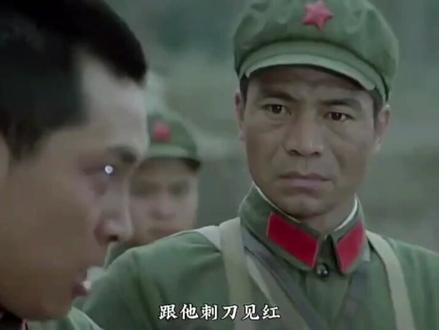 这天赵蒙生正在房间批阅文件,收到一封信,打开后信封里掉出一枚带血的军功章
盼盼:
赵叔,当您看到这封信的时候,我已经去找我父亲了,我们一家人终于不被人欺负,终于团聚了,乡里的恶霸要占我家的地开赌场,我奶奶找他们理论不成还被踹倒在地,高血压上来没抢救过来已经去世了,还来家里羞辱我母亲,母亲不堪受辱,已经悬梁自尽,我告到了县里,可没想到他们沆瀣一气,把我殴打了一顿,还打断了我一条腿。
怀里的军功章也被血染红,他们还嘲笑我说这军功章就是破铜烂铁,连个馍馍都划不来,赵叔我好冷,我拉紧了衣服,我看到父亲母亲奶奶在向我招手,父亲还问我,你赵叔还好吗,我不知道怎么回答,赵叔,这枚功章我留着也没用了,您看能不能用它把我爸爸的尸骨运回来,把我们一家葬在一起,盼盼不想到了那边身边还没用爸爸,被人欺负#盼盼被欺负#赵蒙生 #高山下的花环