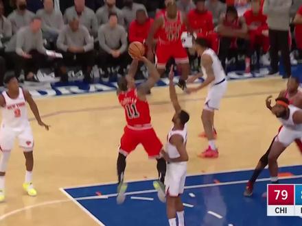 【德罗赞进攻万花筒】每个进球都是一幅画!德罗赞先是背打伯克斯,转身后仰中投得手并造成对手犯规!之后,德罗赞背身假动作虚晃一枪,无视防守转身中投命中!最后一球,德罗赞转身抹入篮下,1v3展现低位进攻脚步,绕开巴雷特低手上篮得分!#nba75周年